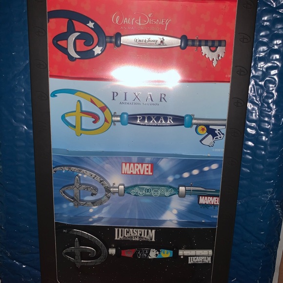 Disney Store Starter Collectible Key Set Pixar NEW - Picture 4 of 4